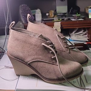 Sonoma - Size 7 1/2 - never worn - tanish to a grey.  I think more tan than grey